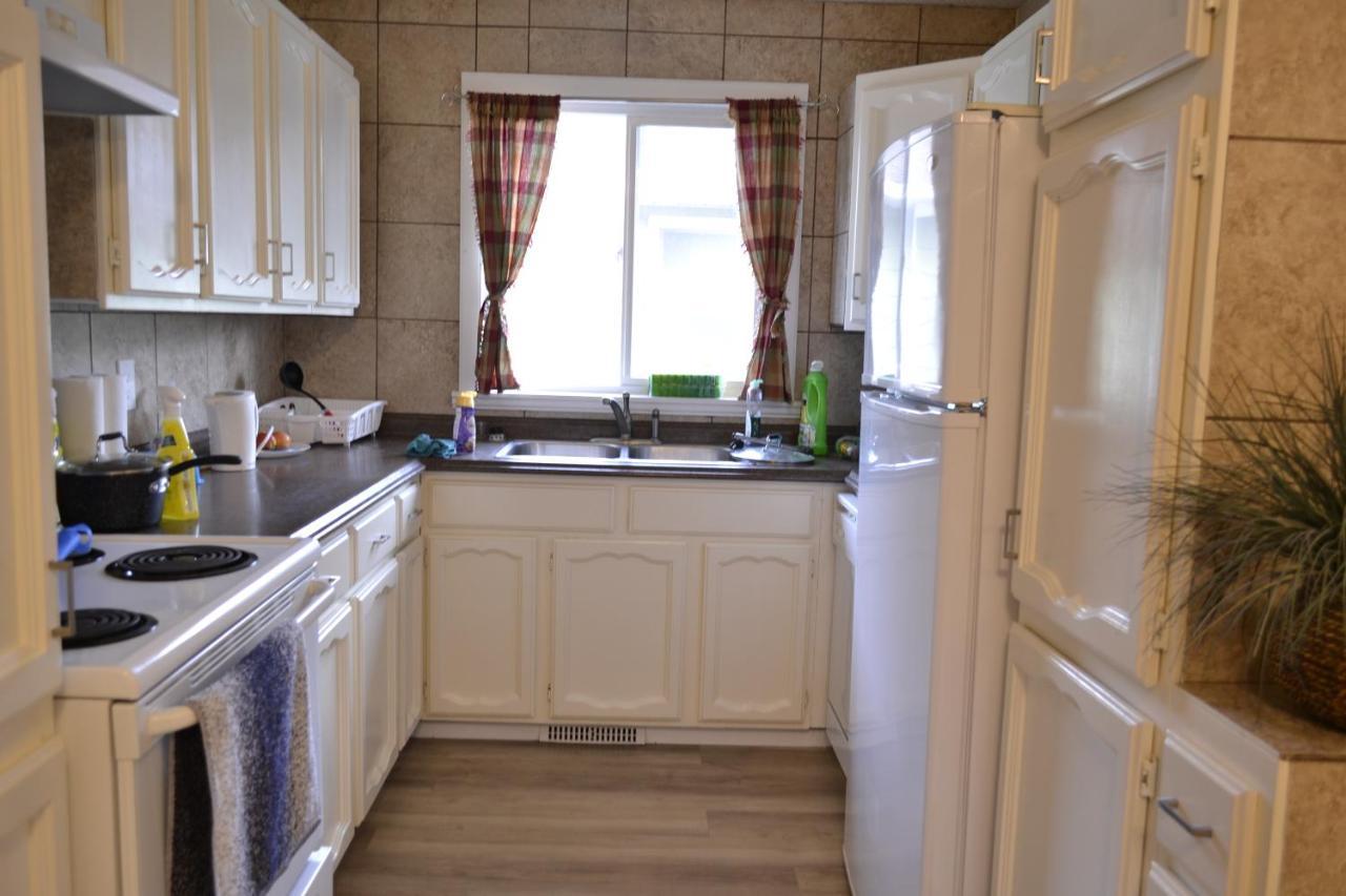 Private Bedroom On Renovated Duplex Main Floor - Dover Calgary Luaran gambar